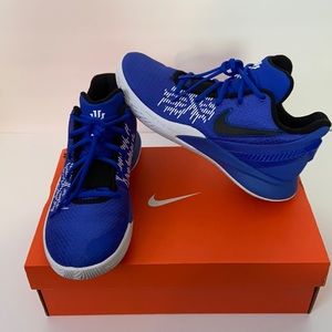 Woman’s shoe- Kyrie flytrap 2s comes with box